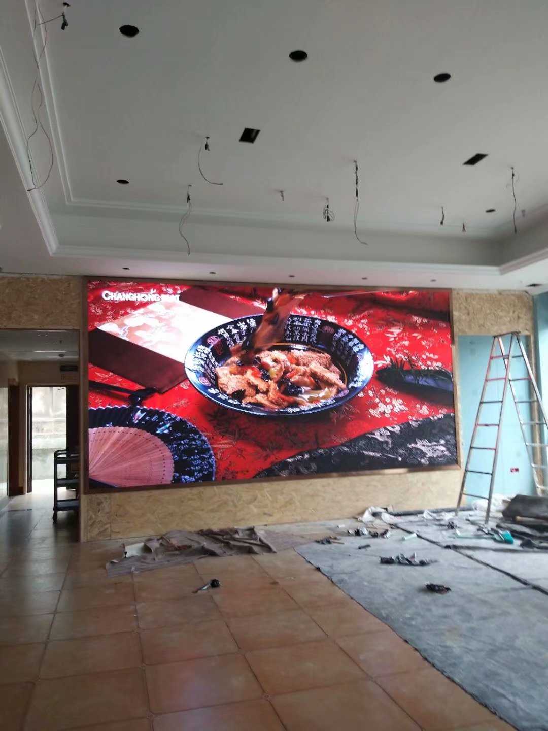 江陰新東升大酒店霧面P2.5室內(nèi)全彩LED顯示屏完美點亮！